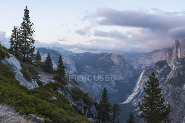 Vista elevada de picos de montanha, Parque Nacional de Yosemite, Califórnia, EUA — Fotografia de Stock