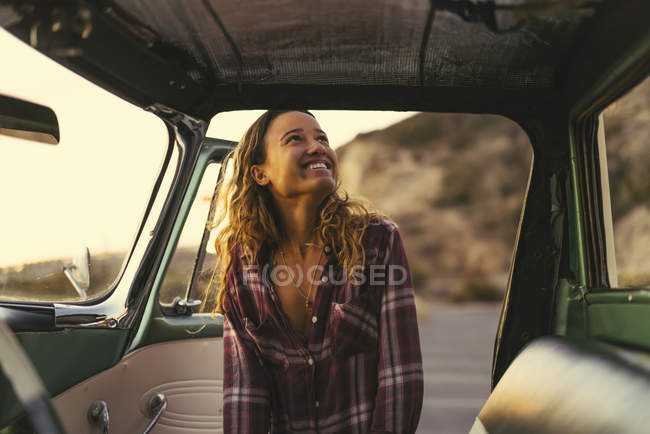 Счастливая молодая женщина у двери пикапа в Ньюпорт-Бич, Калифорния, США — стоковое фото