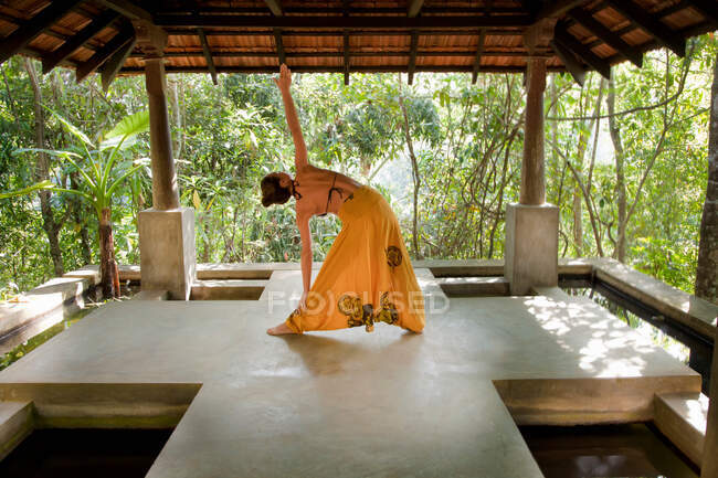 Женщина практикует йогу в студии — стоковое фото