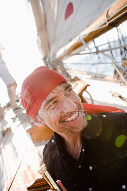 Людина на вітрильному човні посміхається — стокове фото