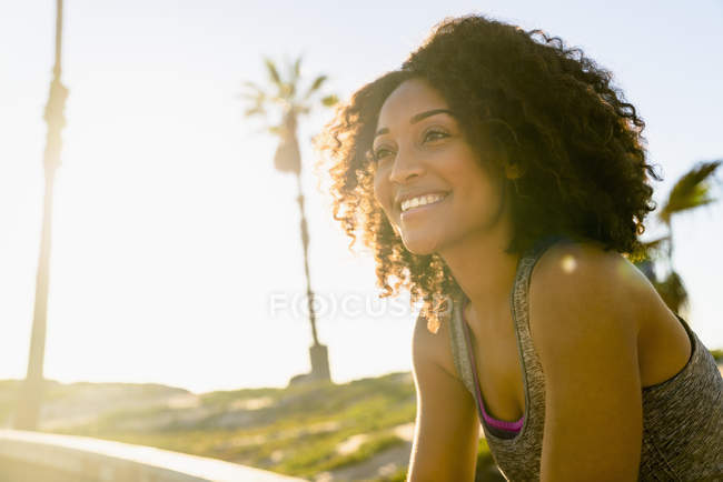 Porträt einer erwachsenen Frau, die im Freien lächelt — Stockfoto