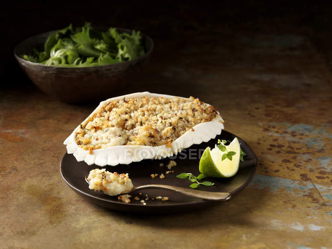 Натюрморт Оркнейского краба в раковине с салатом и лаймом — стоковое фото