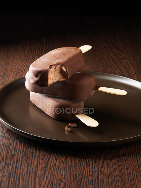 Ice cream in chocolate shell — Stock Photo