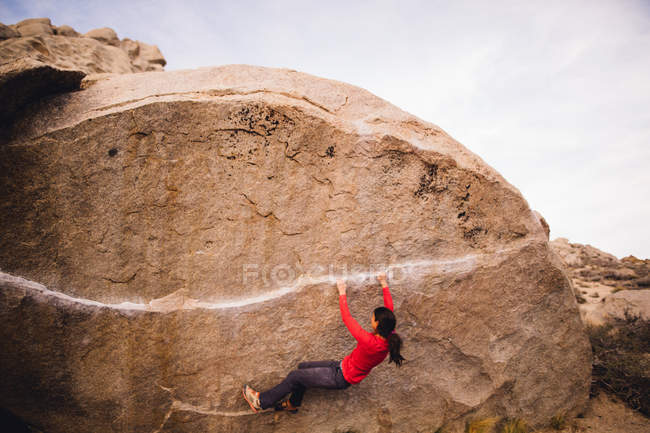 Woman rock climbing, Buttermilk Boulders, Bishop, California, USA — Stock Photo