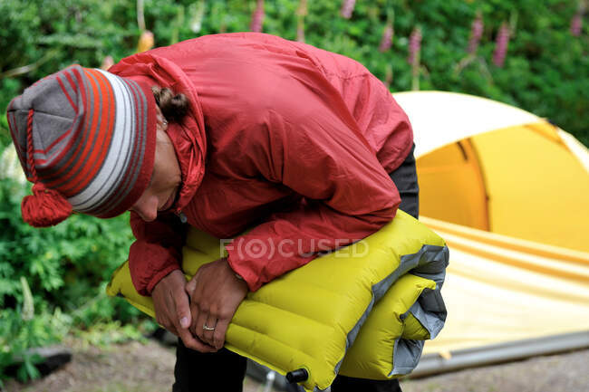 Woman deflates her sleeping pad at camp, Refugio Los Troncos, El Chalten, Argentina — Stock Photo