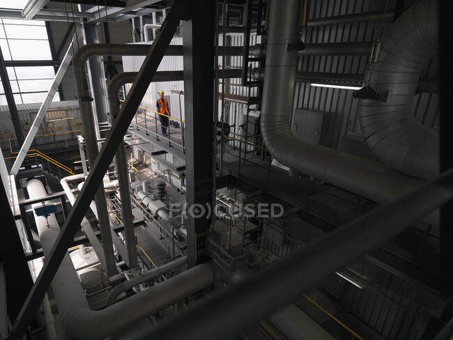 Trabalhador andando na fábrica — Fotografia de Stock