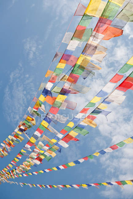 Молитовні прапори в Синє небо хмарно, Bodnath — стокове фото