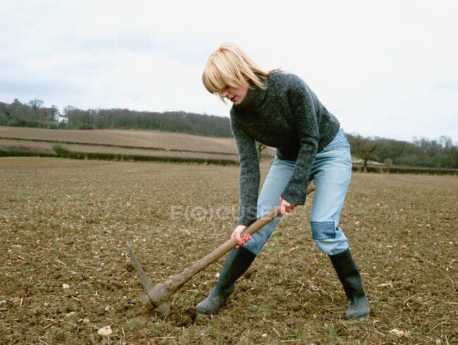 Mujer cavando el suelo - foto de stock
