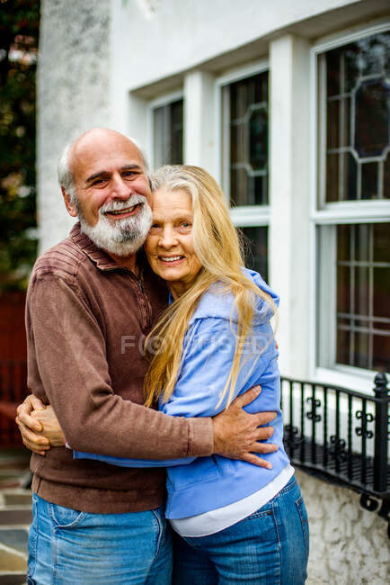 Retrato de casal sênior, abraçando, sorrindo — Fotografia de Stock