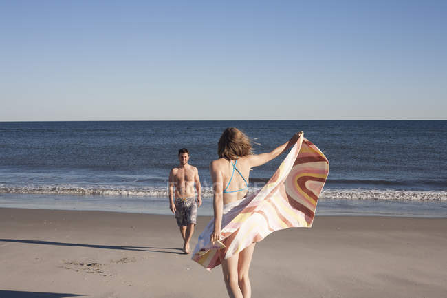 Pareja en la playa, Breezy Point, Queens, Nueva York, Estados Unidos - foto de stock