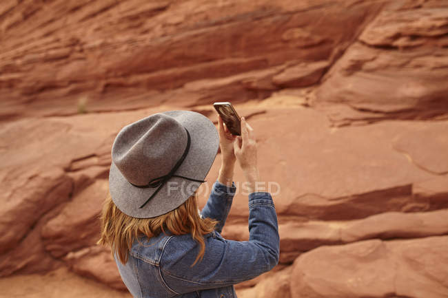 Mujer tomando fotos con smartphone, Page, Arizona, Estados Unidos - foto de stock