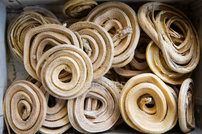 Vista de ángulo alto de serpientes secas en espiral en los mercados - foto de stock