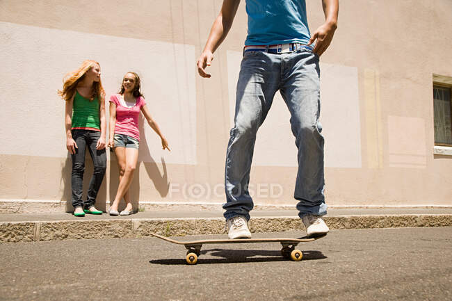 Хлопчик-підліток скейтбординг — стокове фото