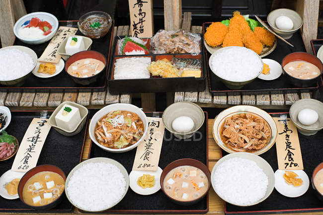 Comida japonesa en la mesa - foto de stock