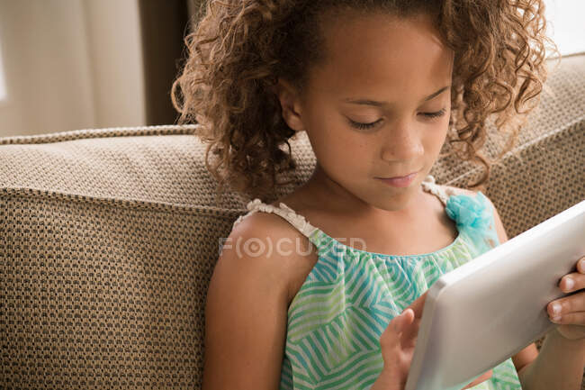 Девушка с помощью цифрового планшета — стоковое фото