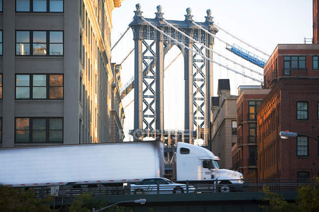 Caminhão e carro na Ponte Manhattan — Fotografia de Stock