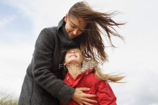 Madre e hija al aire libre - foto de stock