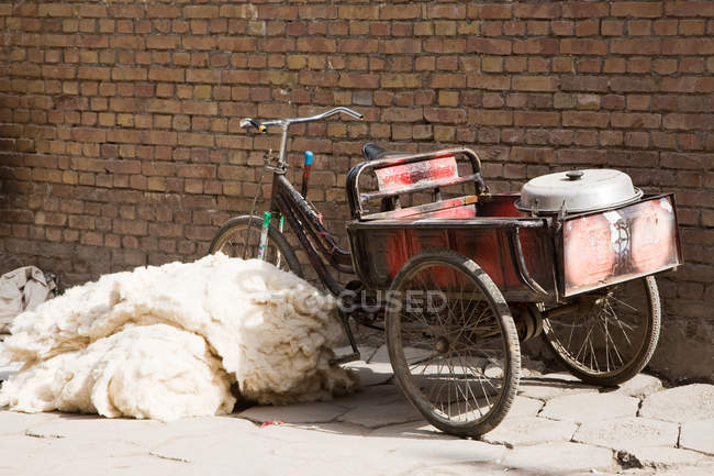 Vélo à côté de pile de laine — Photo de stock
