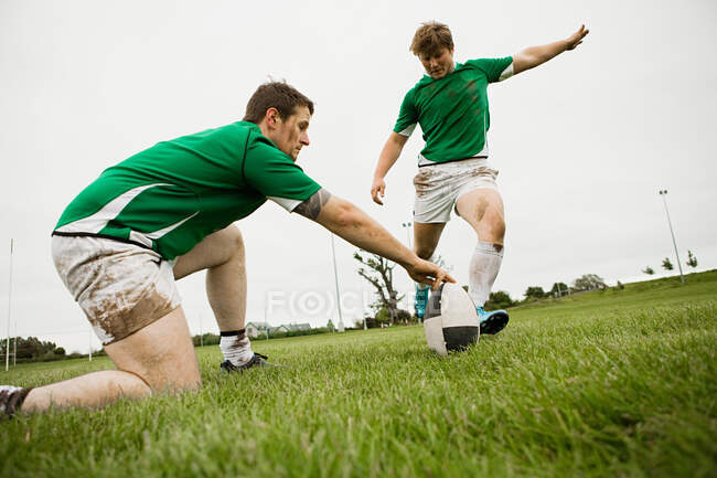 Rugby jogador chutando bola — Fotografia de Stock