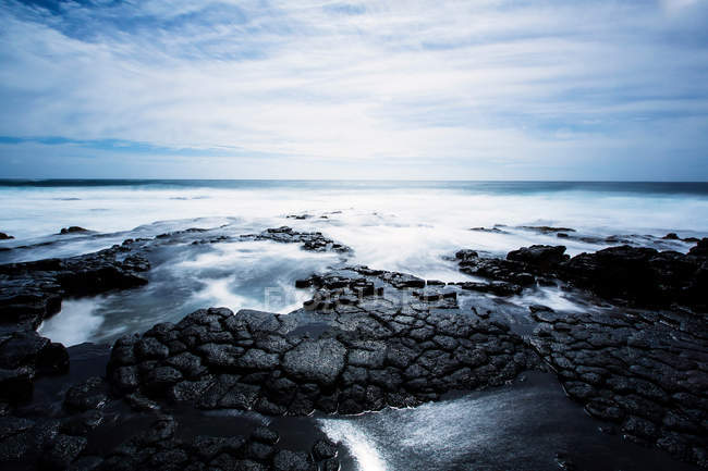 Waves washing up on beach — Stock Photo