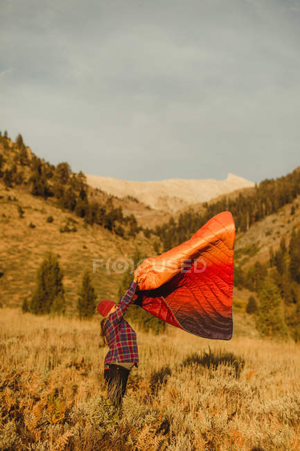 Вагітна жінка, стоячи в полі, хитаючи спальний мішок, мінеральне цар, Національний парк Секвойя, Каліфорнія, США — стокове фото