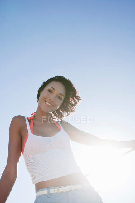 Junge Frau auf Jacht lächelt in die Kamera — Stockfoto
