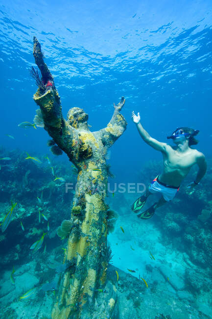 Esnórquel y estatua submarina - foto de stock