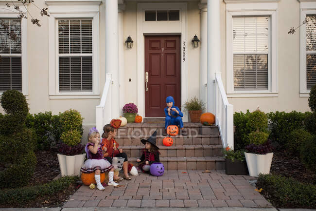 Children enjoying treats on steps — Stock Photo