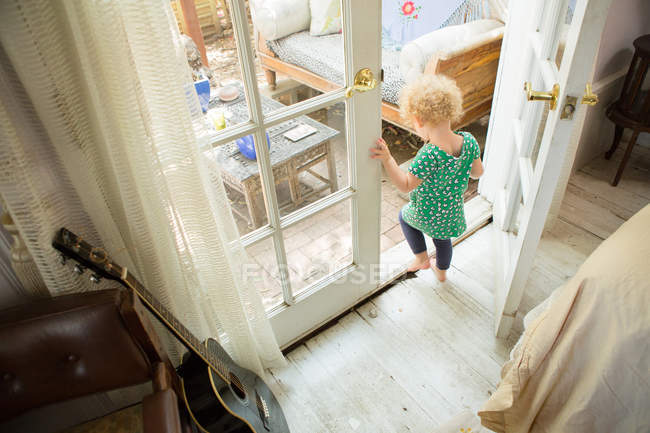 Overhed vista de niño yendo a veranda - foto de stock