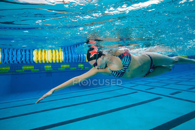 Esportista olímpico treinando na piscina subaquática — Fotografia de Stock