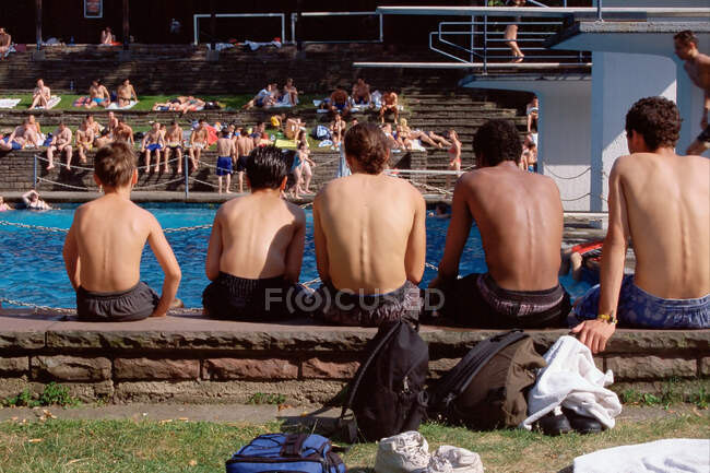 Хлопчики-підлітки чекають біля басейну — стокове фото