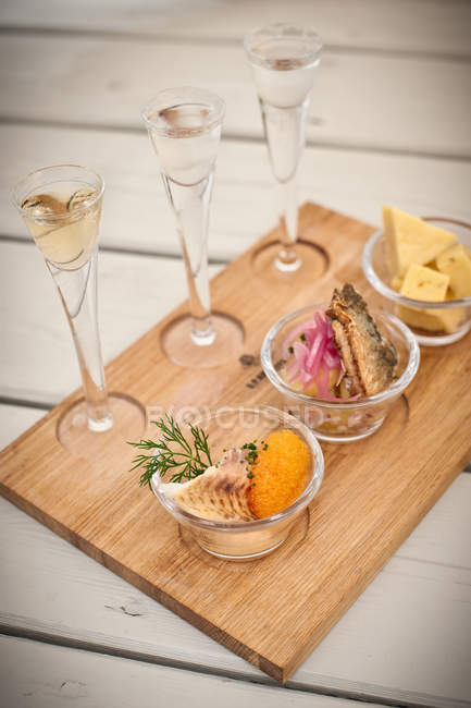 Миски с едой и бокалами вина — стоковое фото