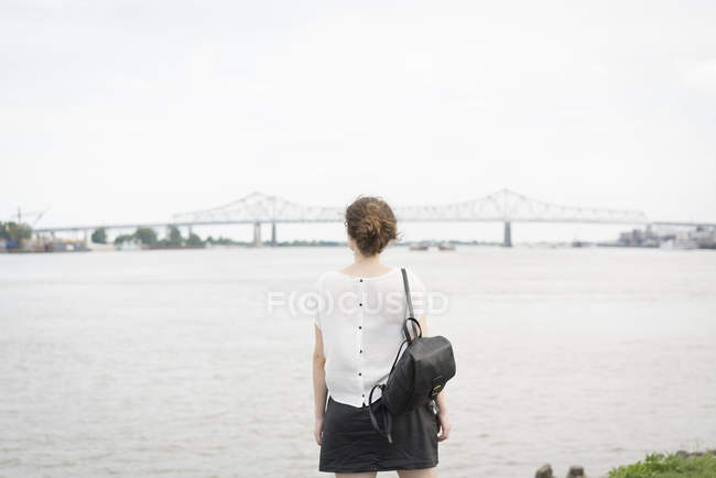 Rear view of woman looking at New orleans bridge, Mississippi river, French Quarter, New Orleans, Louisiana, USA — Stock Photo