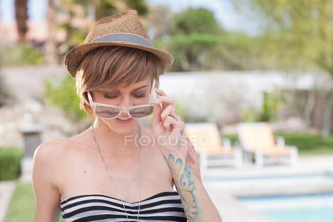 Mulher de biquíni usando óculos de sol — Fotografia de Stock