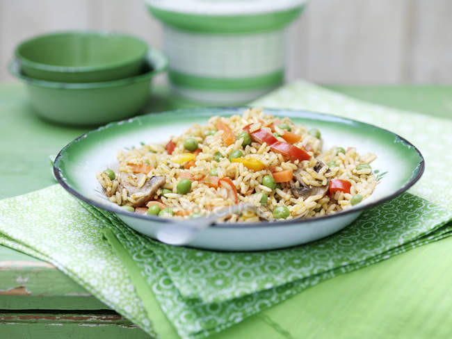 Овощной рис в зеленой винтажной чаше — стоковое фото