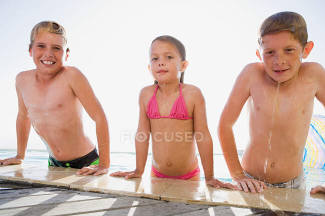 Bambini in piscina — Foto stock