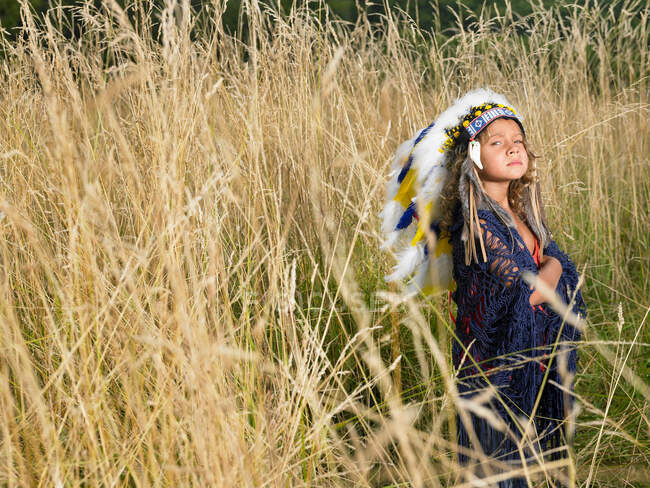 Menina vestida como índio norte-americano — Fotografia de Stock