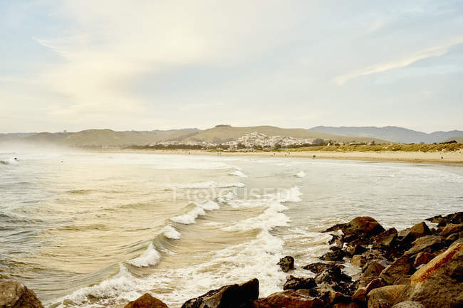 Vista de las rocas y el mar, Morro Bay, California, EE.UU. - foto de stock