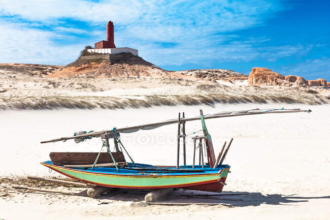 Beached fishing boat and lighthouse, Fortim, Ceara, Brazil — Stock Photo