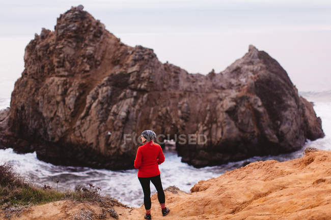 Турист, наслаждающийся видом на пляж, Биг Сур, Калифорния, США — стоковое фото
