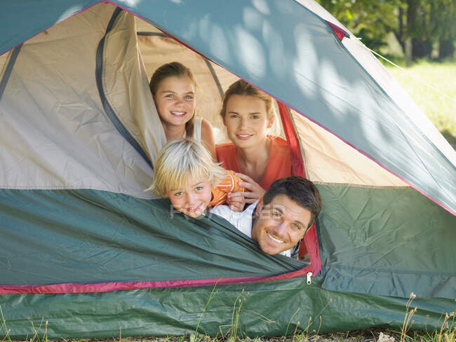 Famille dans une tente — Photo de stock