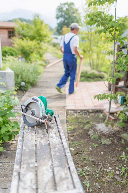 Homem trabalhando no jardim — Fotografia de Stock