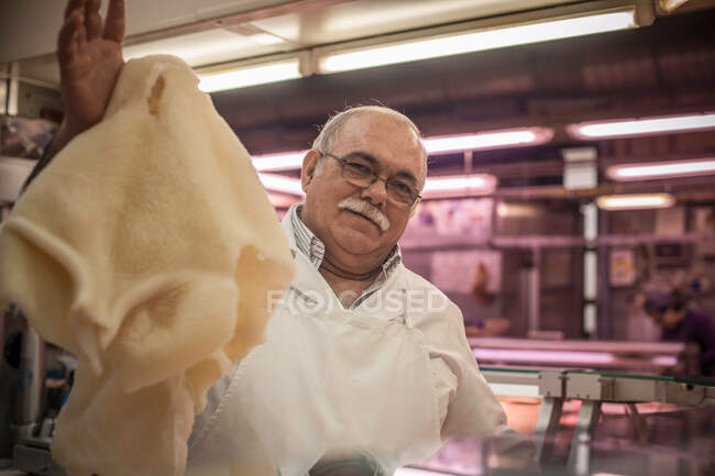 Homem que detém alimentos frescos no mercado — Fotografia de Stock