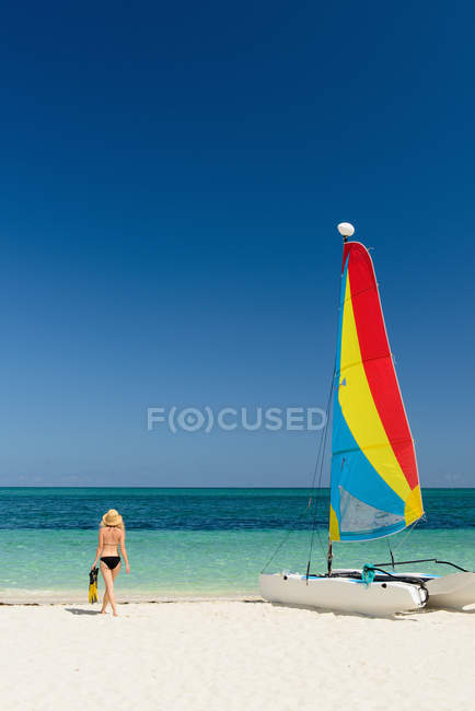 Женщина на пляже, залив Грейс, Провиденсиалес, Теркс и Кайкос, Карибы — стоковое фото