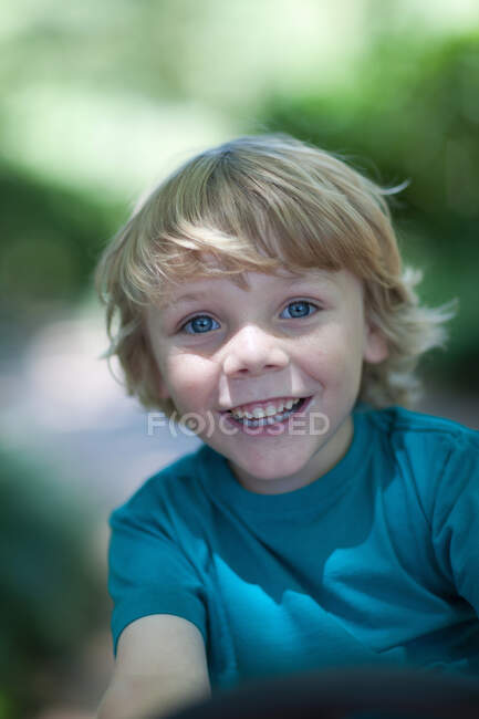 Close up of boy 's smiling face — стоковое фото