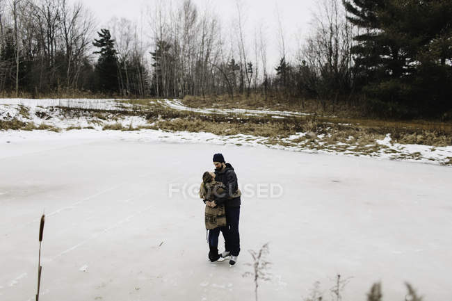Casal patinação no lago congelado, Whitby, Ontário, Canadá — Fotografia de Stock