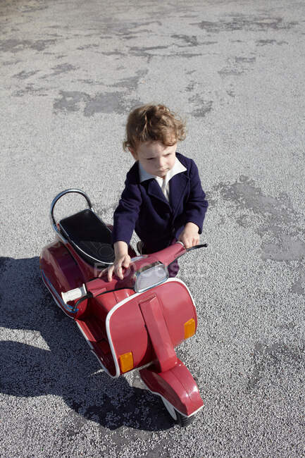 Little boy with red scooter — Stock Photo