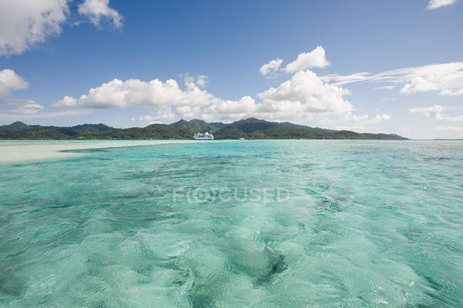 Vista de las islas tahaa y el océano - foto de stock