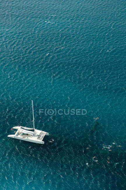 Personnes plongée avec tuba et catamaran, aruba — Photo de stock