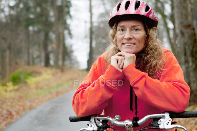 Портрет зрелой женщины на велосипеде — стоковое фото